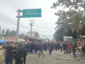 Warga Demo Jalan Rusak di Asahan, Akses Menuju Tol Kisaran Tersendat