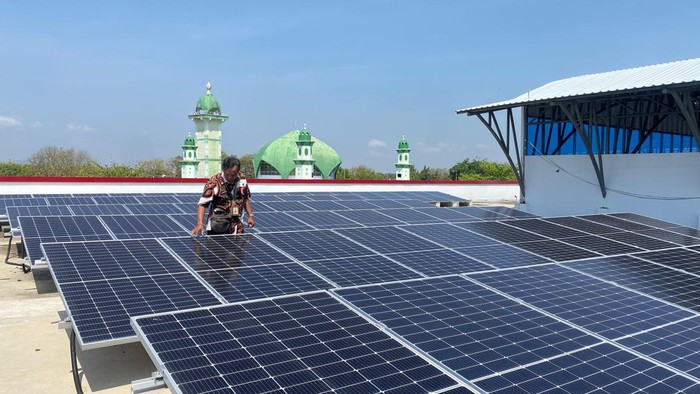 Ratusan panel surya PLTS di atap Pasar Gedhe Klaten