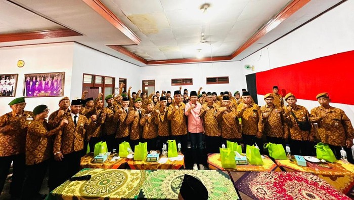 Ratusan purnawirawan tentara memberikan dukungan untuk paslon Gus Fawait-Djoko Susanto maju Pilbup Jember 2024.