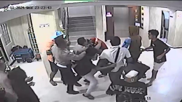 Rekaman CCTV kapten tim sepakbola Sumut dikeroyok. (Istimewa)