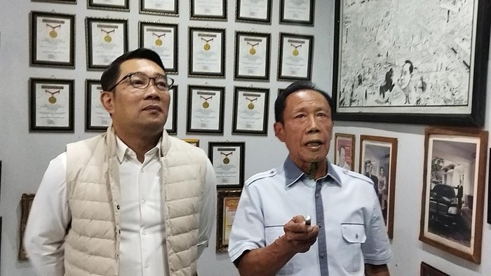 Bakal cagub Jakarta, Ridwan Kamil atau RK, mengunjungi kediaman mantan Gubernur Jakarta, Sutiyoso atau Bang Yos. RK diajak keliling Museum Bang Yos.