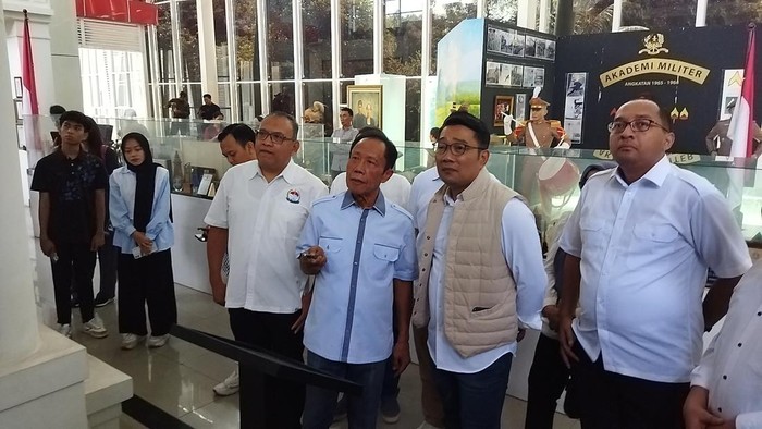 Bakal cagub Jakarta, Ridwan Kamil atau RK, mengunjungi kediaman mantan Gubernur Jakarta, Sutiyoso atau Bang Yos. RK diajak keliling Museum Bang Yos.