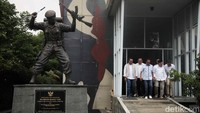 RK diajak keliling Museum Bang Yos. RK tiba di kediaman Bang Yos, Jalan Raya Kalimanggis, Bekasi, pukul 10.00 WIB, Kamis (12/9/2024).  