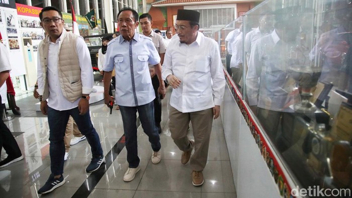 Pasangan bakal calon Gubernur DKI Jakarta Ridwan Kamil (kiri) bersama bakal calon Wakil Gubernur Suswono (kanan) berbincang dengan  mantan Gubernur DKI Jakarta Sutiyoso (tengah) di Museum Bang Yos, Jatikarya, Bekasi, Jawa Barat, Kamis (12/9/2024).