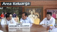 Usai berkeliling, RK diajak Bang Yos duduk di meja bundar yang digunakan berkumpul keluarga Bang Yos. 