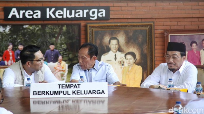 RK-Suswono Sowan ke Bang Yos, Diajak Keliling Museum Pasangan bakal calon Gubernur DKI Jakarta Ridwan Kamil (kiri) bersama bakal calon Wakil Gubernur Suswono (kanan) berbincang dengan mantan Gubernur DKI Jakarta Sutiyoso (tengah) di Museum Bang Yos, Jatikarya, Bekasi, Jawa Barat, Kamis (12/9/2024).