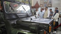 Bang Yos memperlihatkan barang-barangnya bernuansa militer hingga foto-fotonya semasa menjabat sebagai Gubernur Jakarta pada periode 1997-2002 dan 2002-2007.  