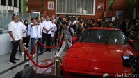 Bang Yos menjelaskan setiap barang yang ditunjukkan kepada RK. 