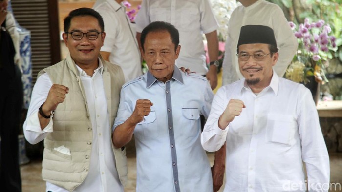 Pasangan bakal calon Gubernur DKI Jakarta Ridwan Kamil (kiri) bersama bakal calon Wakil Gubernur Suswono (kanan) berbincang dengan  mantan Gubernur DKI Jakarta Sutiyoso (tengah) di Museum Bang Yos, Jatikarya, Bekasi, Jawa Barat, Kamis (12/9/2024).