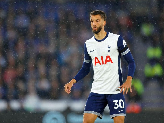 LEICESTER, ENGLAND - AUGUST 19: Rodrigo Bentancur of Tottenham Hotspur looks on during the Premier League match between Leicester City FC and Tottenham Hotspur FC at The King Power Stadium on August 19, 2024 in Leicester, England. (Photo by Malcolm Couzens/Getty Images)
