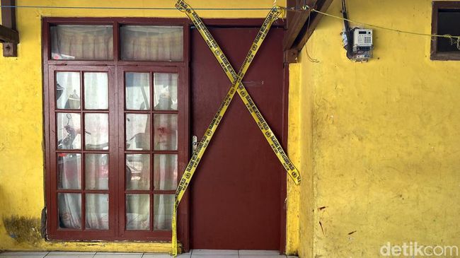 Rumah berwarna kuning dipasang garis polisi karena menjadi TKP pembunuhan ibu muda di Ciwastra, Buahbatu, Kota Bandung.