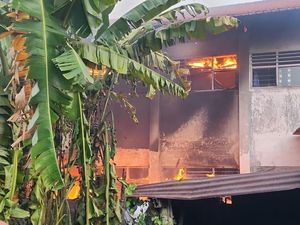 Kebakaran Hanguskan 2 Ruang Kelas SDN Jajar Tunggal 1 Surabaya