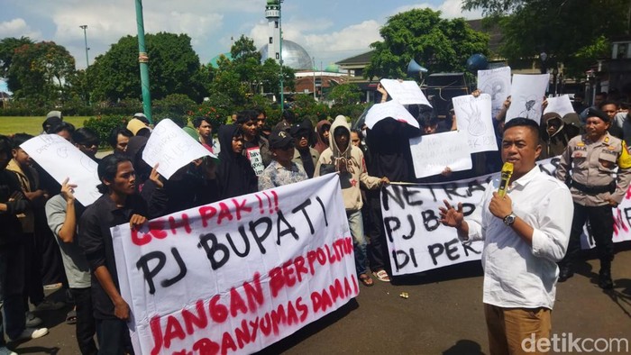 Sejumlah massa yang tergabung dalam Jaringan Masyarakat Banyumas menggelar demo di halaman kantor Bupati Banyumas, Kamis (12/9/2024).