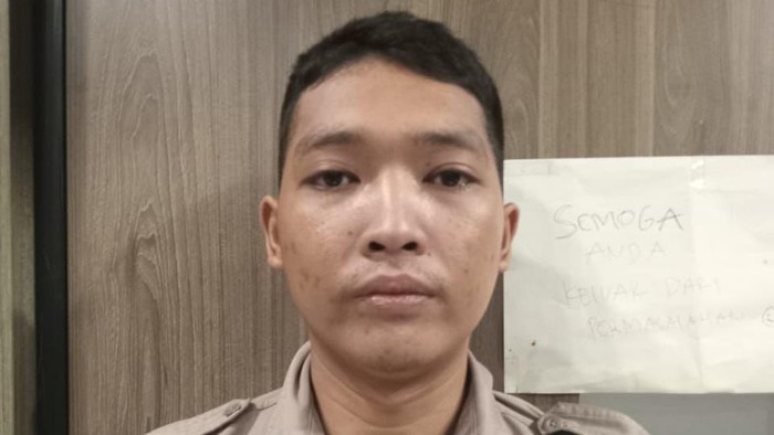 Sekuriti berinisial MIS alias Ibnu (30), pelaku perampokan terhadap seorang wanita driver taksi online berinisial BI di Tol JORR (dok istimewa).
