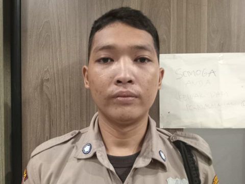 Sekuriti berinisial MIS alias Ibnu (30), pelaku perampokan terhadap seorang wanita driver taksi online berinisial BI di Tol JORR (dok istimewa).