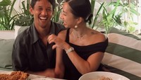 Sering dipuji sebagai pasangan suami istri yang harmonis dan romantis, begini keseruan Jennifer dan Irfan saat makan siang bersama. Foto: Instagram @jenniferbachdim