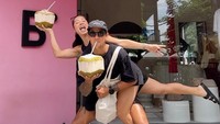 Tinggal di Bali, keduanya tak pernah melewatkan kesempatan untuk menikmati air kelapa segar di sana. Foto: Instagram @jenniferbachdim