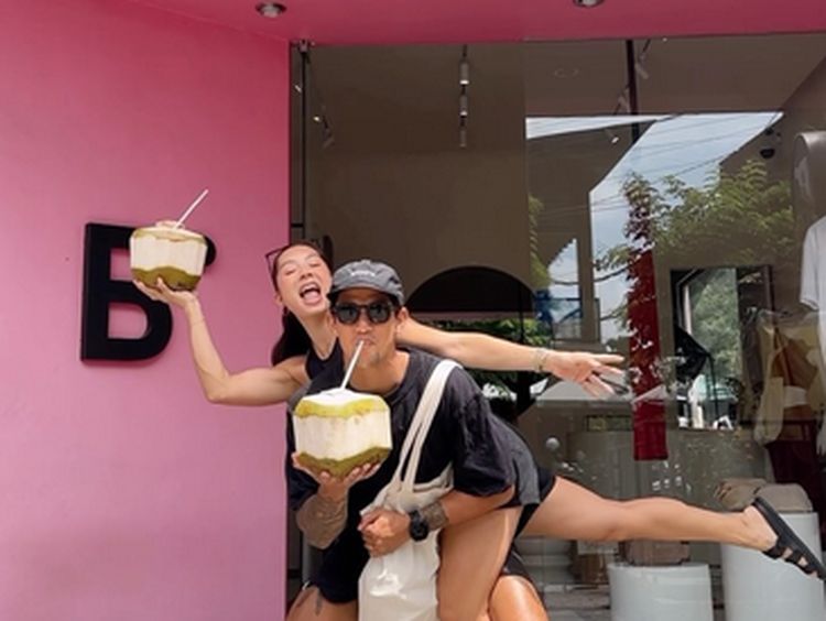 Selalu Romantis! Jennifer dan Irfan Bachdim Saat Menikmati Makanan Berdua