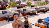 Kalau ini momen Jennifer menghabiskan waktu santai di tepi kolam renang, sambil makan pizza dengan anak-anaknya. Foto: Instagram @jenniferbachdim
