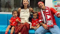 Keseruan Jennifer dan Irfan Bachdim menyaksikan pertandingan Timnas Indonesia di Stadion Gelora Bung Karno pada Selasa (10/09) menarik perhatian. Foto: Instagram @jenniferbachdim
