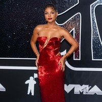 Halle Bailey tampaknya ingin menampilkan kemewahan Hollywood jadul dengan gaya chanteuse klasik dalam gaun strapless berhias payet berkilauan, yang sebenarnya sah-sah saja. Namun pinggiran bawah gaun koleksi Sophie Couture ini terlihat sangat mengganggu, seperti benang-benang menjuntai yang tidak rapi. Selain itu detail cut-out di bagian pinggul seakan ‘merusak’ keseluruhan busana. Foto: Gotham/WireImage