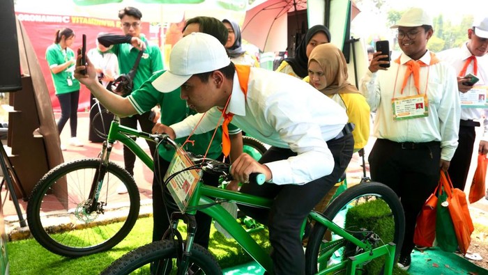 Semangatnya Mahasiswa Baru Ikut Lomba Isi Baterai dengan Kayuh Sepeda Masa Orientasi Mahasiswa telah digelar di beberapa daerah. Seperti di Jakarta, Jatim, Jateng dan Jabar. Beberapa kegiatan pun dihelat untuk memacu kreativitas mereka.