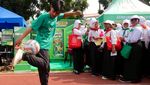 Semangatnya Mahasiswa Baru Ikut Lomba Isi Baterai dengan Kayuh Sepeda