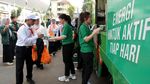 Semangatnya Mahasiswa Baru Ikut Lomba Isi Baterai dengan Kayuh Sepeda