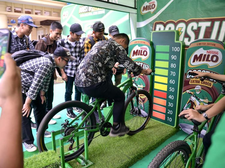 Semangatnya Mahasiswa Baru Ikut Lomba Isi Baterai dengan Kayuh Sepeda