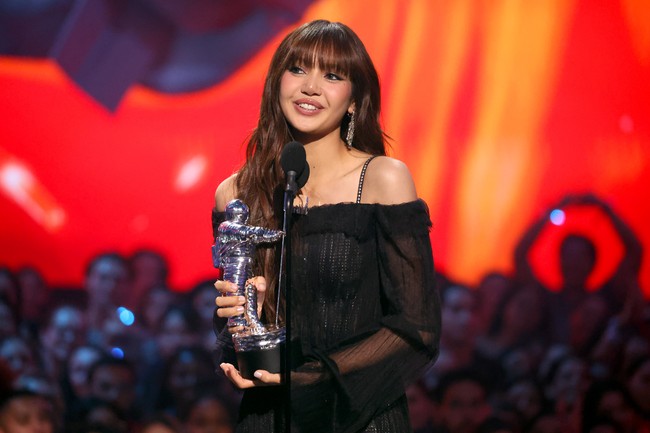 Malam itu, Lisa pun memenangkan kategori Best KPop dan membawa pulang lagi piala Moonperson. Penghargaan tersebut merupakan piala kedua bagi Lisa yang sukses berkarier solo. Dalam pidatonya, ia berterima kasih kepada para fans, terutama Lilies (sebutan untuk fans Lisa BLACKPINK). “Khap khun kha,” katanya mengucapkan terima kasih dalam bahasa Thailand. Foto: Getty Images for MTV/Mike Coppola