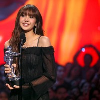 Malam itu, Lisa pun memenangkan kategori Best KPop dan membawa pulang lagi piala Moonperson. Penghargaan tersebut merupakan piala kedua bagi Lisa yang sukses berkarier solo. Dalam pidatonya, ia berterima kasih kepada para fans, terutama Lilies (sebutan untuk fans Lisa BLACKPINK). “Khap khun kha,” katanya mengucapkan terima kasih dalam bahasa Thailand. Foto: Getty Images for MTV/Mike Coppola