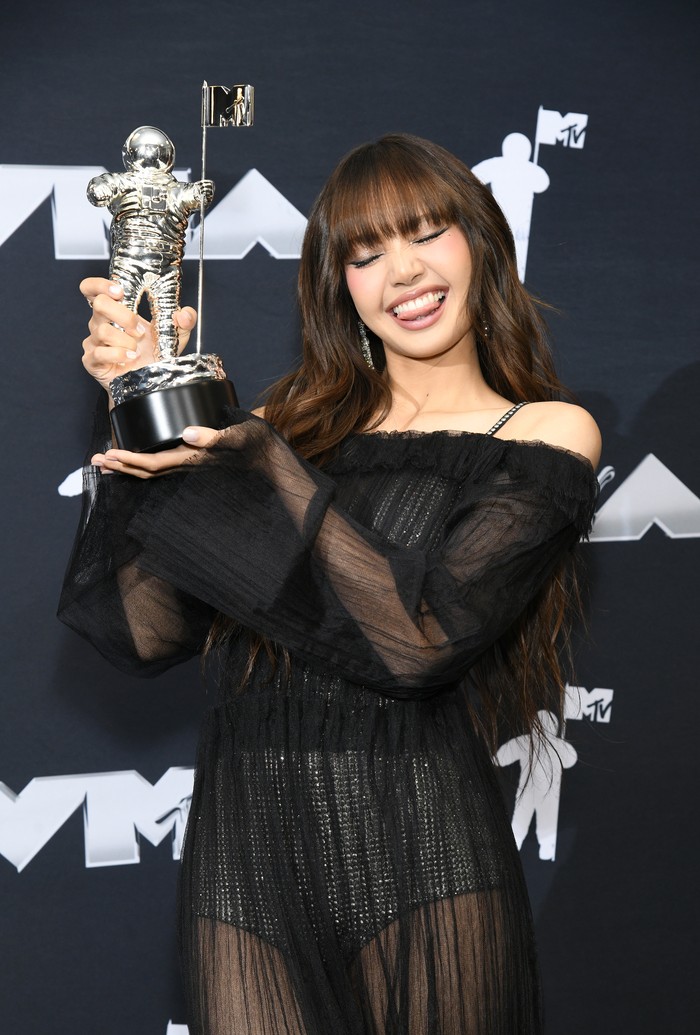 Lisa, winner of the Best K-Pop award for 