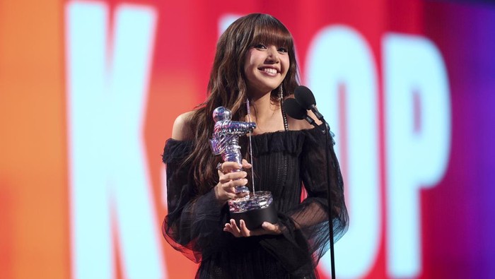 Lisa accepts the Best K-Pop award for 