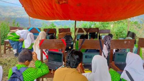 Siswa SMPN Satap 12 Langgudu, Kabupaten Bima, NTB, harus mengerjakan ANBK di bukit karena tidak ada jaringan internet, Kamis, (12/9/2024). (istimewa)