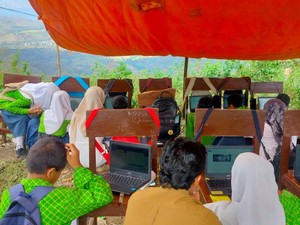 Sinyal Internet Susah, Siswa SMP di Bima Kerjakan ANBK di Atas Bukit