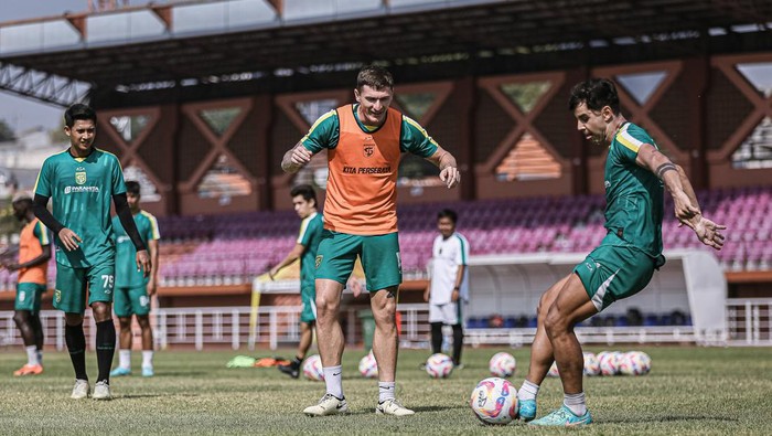 Slavko Damjanovic saat berlatih dengan rekan-rekannya di Persebaya