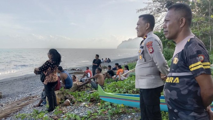 Suasana warga mencari bocah SD hilang di pantai Seram Bagian Barat.