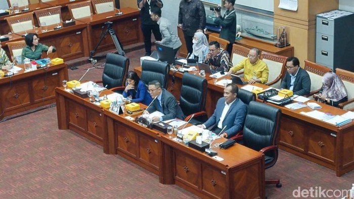 Sugiono pimpin rapat Komisi I DPR dengan Menlu Retno Marsudi