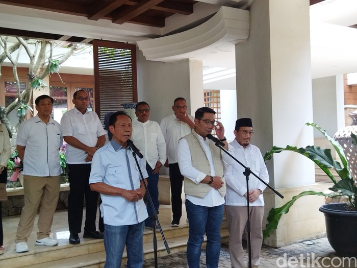 Sutiyoso menemui Ridwan Kamil yang bertamu di rumahnya, 12 September 2024. (Kurniawan Fadilah/detikcom)