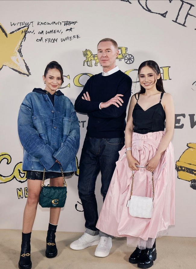 Dua aktris ini menyempatkan foto bersama Stuart Vevers, creative director Coach. Stuart memilih gaya preppy dengan padanan kemeja, jumper dan jeans. Foto: Instagram/@enzystoria