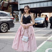 Syifa melengkapi busananya dengan sepatu boots yang sleek dan tas Coach Times Square Tabby putih ikonik beraksen rantai emas. Foto: Instagram/@syifahadju