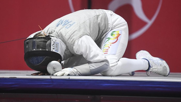 Tangis Atlet Anggar Saat Berhasil Raih Emas PON XXI Atlet anggar Riau Ayu Pani menangis usai mengalahkan atlet anggar Kalimantan Barat Mery Ananda saat final floret perorangan putri PON XXI Aceh-Sumut 2024 di Hall Anggar, Stadion Harapan Bangsa, Banda Aceh, Aceh, Rabu (11/9/2024). Riau Ayu Pani berhasil meraih emas setelah menang atas Mery Ananda dengan skor 15-12. ANTARA FOTO/Adeng Bustomi