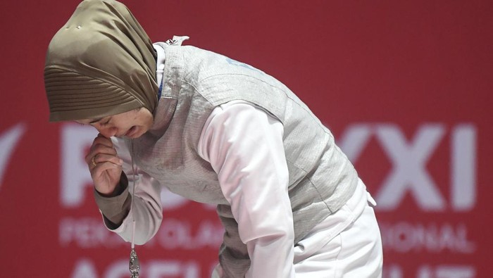 Tangis Atlet Anggar Saat Berhasil Raih Emas PON XXI Atlet anggar Riau Ayu Pani menangis usai mengalahkan atlet anggar Kalimantan Barat Mery Ananda saat final floret perorangan putri PON XXI Aceh-Sumut 2024 di Hall Anggar, Stadion Harapan Bangsa, Banda Aceh, Aceh, Rabu (11/9/2024). Riau Ayu Pani berhasil meraih emas setelah menang atas Mery Ananda dengan skor 15-12. ANTARA FOTO/Adeng Bustomi