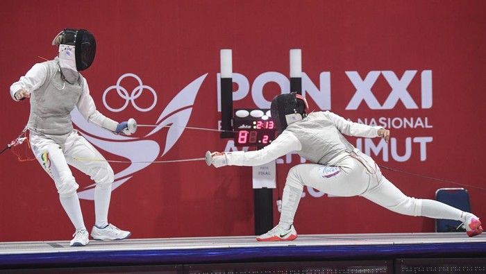 Atlet anggar Riau Ayu Pani menangis usai mengalahkan atlet anggar Kalimantan Barat  Mery Ananda saat final floret perorangan putri PON XXI Aceh-Sumut 2024 di Hall Anggar, Stadion Harapan Bangsa, Banda Aceh, Aceh, Rabu (11/9/2024). Riau Ayu Pani berhasil meraih emas setelah menang atas Mery Ananda dengan skor 15-12. ANTARA FOTO/Adeng Bustomi