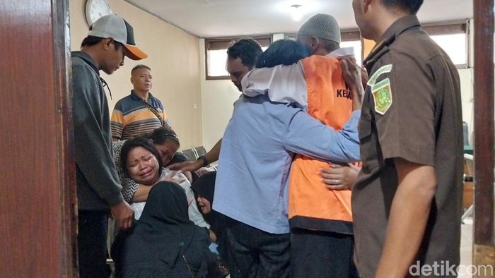 Tangis keluarga Piyono usai sidang vonis di PN Malang