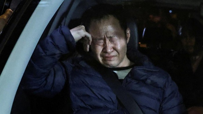 Kenji Fujimori, putra mantan Presiden Peru Alberto Fujimori menangisi kepergian ayahanda. Tangisnya pecah saat ia meninggalkan jenazah sang ayah.