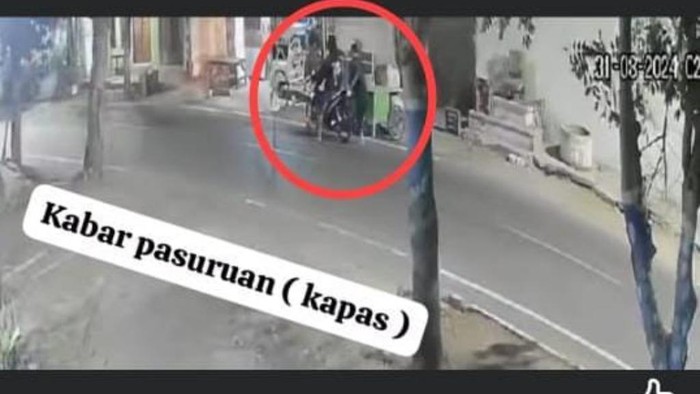 Tangkapan layar rekaman CCTV pencurian gerobak dan mesin giling tebu di Kota Pasuruan.