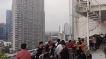 Menikmati Pemandangan Pencakar Langit Jakarta dari Tanjakan 13