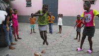 Anak-anak bermain lompat tali di sebuah tempat penampungan sementara para pengungsi akibat kekerasan geng di Port-au-Prince, Haiti, Rabu (11/9/2024).