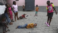 Tempat penampungan sementara itu berada di sebuah sekolah yang ada di Port-au-Prince, Haiti.